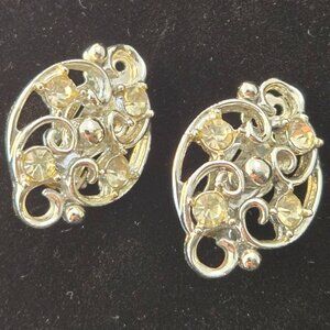 Vintage Delsa Silver Color Clip-on Earrings w/ 4 Clear Stones About 1" Tall